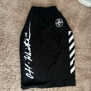 Off-white skirt…only wore once stretchy cotton!! Fits curves perfect!!